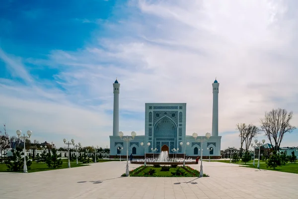 Біла мечеть неповнолітніми у Ташкента, Узбекістан — стокове фото