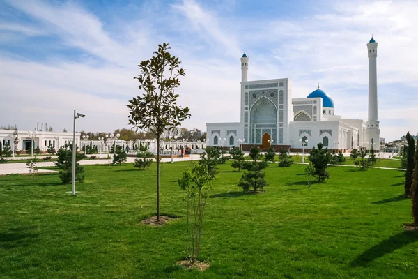 Vit moskén mindre på blå himmel bakgrund i Tasjkent, Uzbekistan — Stockfoto