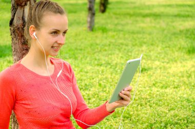 Kulaklık ve tablet ile güzel kız