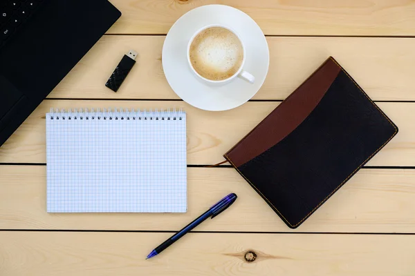 Ordinateur portable, carnet vide, stylo, journal intime, tasse de café - concept d'entreprise — Photo