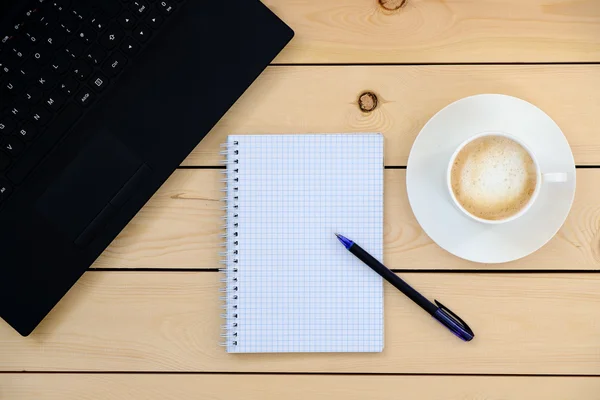 Laptop, lege notebook, pen, kopje koffie - bedrijfsconcept — Stockfoto