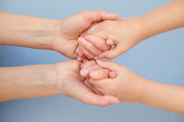 İnsanlar, sadaka, Aile ve bakım kavramı - kız elele kadın el yakın