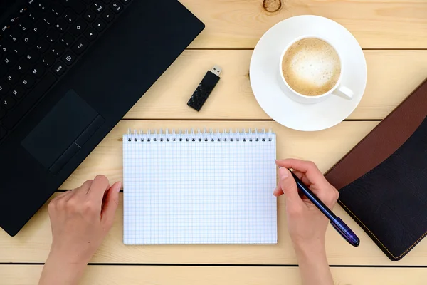 Business person anläggning penna — Stockfoto