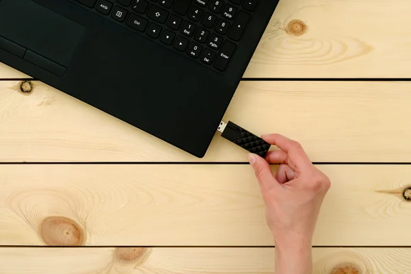 Hand invoegen USB-geheugenstick op een laptopcomputer — Stockfoto