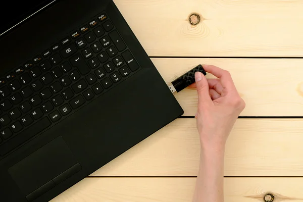 Hand invoegen USB-geheugenstick op een laptopcomputer — Stockfoto