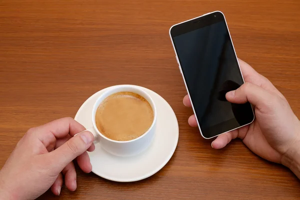 Hombre en el café y mirando teléfono inteligente — Foto de Stock