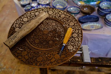 El ile yapılan desenleri ile ahşap plaka