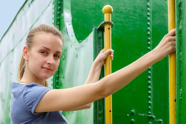 Hermosa chica escalando en el viejo tren — Foto de Stock