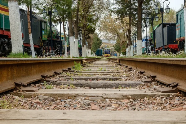 Alte Eisenbahnstrecke mit alten Zügen — Stockfoto