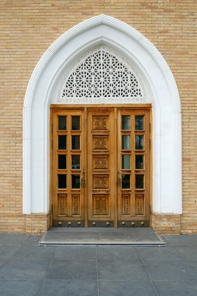 Porta de entrada de madeira árabe oriental antiga — Fotografia de Stock