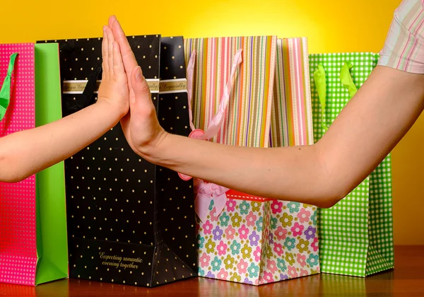 Madre e hijo dando cinco a la otra después de ir de compras — Foto de Stock