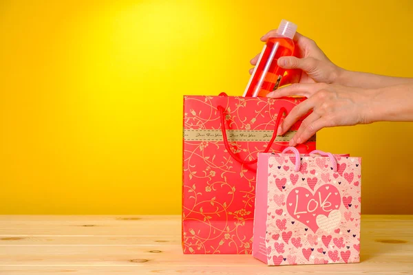 Gel de ducha de mano femenino en bolsa de compras — Foto de Stock