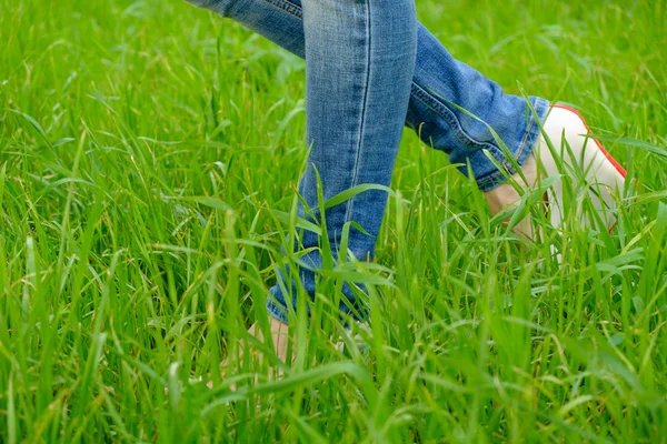Female feet in shoes with wedge heels on green grass — Stock Photo, Image