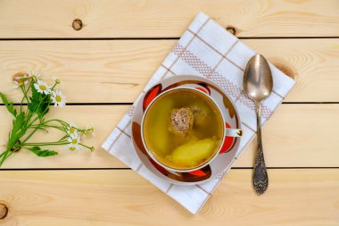 Köfte, patates ve sebze çorbası.