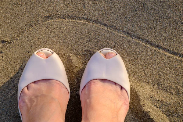 Donna in sandali sulla spiaggia, vista dall'alto — Foto Stock