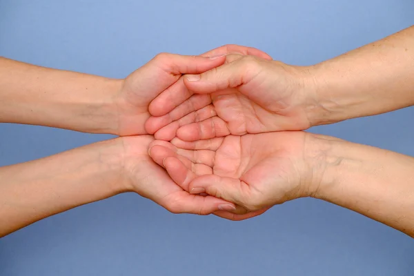 Oude vrouw en jonge vrouw hand in hand samen — Stockfoto