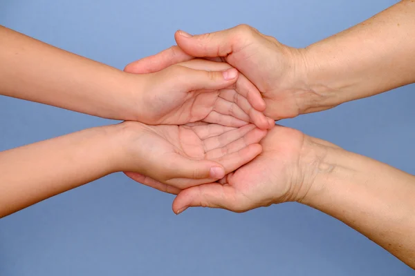 Vieja y niña cogidas de la mano — Foto de Stock