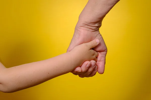 Γιαγιά και εγγονός, κρατώντας τα χέρια — Φωτογραφία Αρχείου