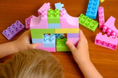 Oluşturucu ile oynayan çocuk
