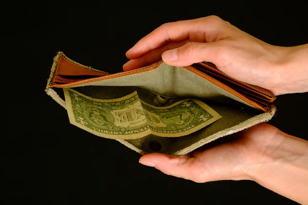Dompet kosong dengan satu dolar di latar belakang hitam — Stok Foto