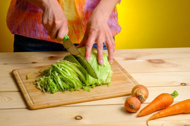 Kadın kesme lahana ahşap tahta üzerinde