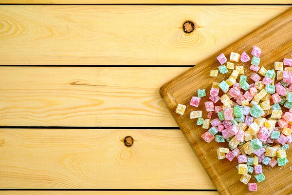 Delicias dulces turcas en tablero de madera — Foto de Stock