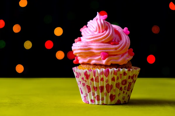 Delicioso cupcake de aniversário no fundo claro — Fotografia de Stock