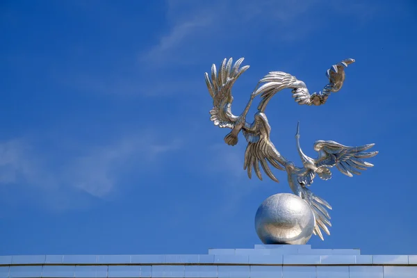 Storks in the Independence Square in Tashkent, symbol of peace — Stock Photo, Image