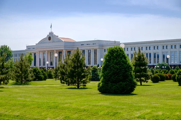 Byggnaden av senaten i centrum i Tasjkent, Uzbekistan — Stockfoto