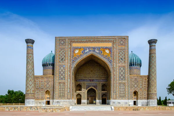 Madrasah Sher Dor sur la place du Registan, Samarkand, Ouzbékistan — Photo