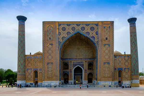 Ulugh παρακαλώ (Madrasah) στο Ρετζιστάν πλατεία, Σαμαρκάνδη, Ουζμπεκιστάν — Φωτογραφία Αρχείου