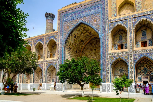 Ulugh Beg Madrasah en la plaza Registan, Samarcanda, Uzbekistán —  Fotos de Stock
