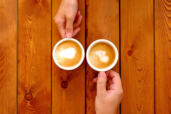 Uomo e donna con in mano una tazza di caffè — Foto Stock