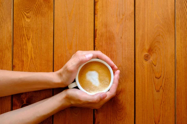 Mulher segurando uma xícara de café — Fotografia de Stock