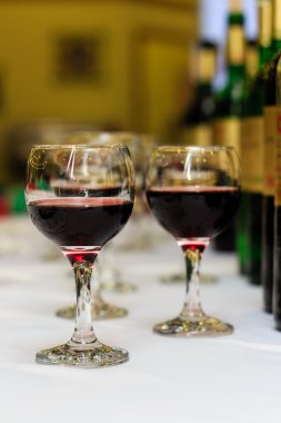 Bir kadeh kırmızı şarap.