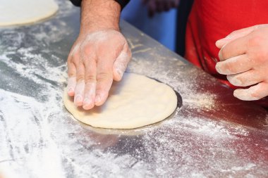 İtalyan Şef pizza hamuru hazırlama