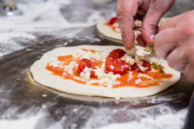İtalyan Şef pizza hazırlama