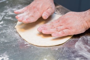 İtalyan Şef pizza hamuru hazırlama