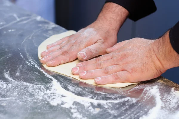 Ιταλός σεφ προετοιμάζει ζύμη πίτσας — Φωτογραφία Αρχείου