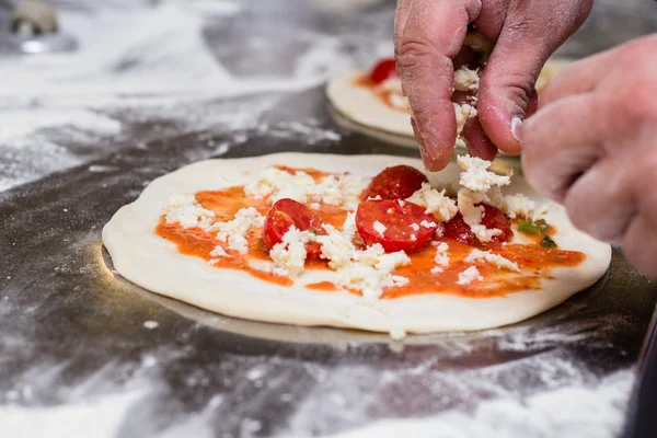 Ιταλός σεφ προετοιμάζει μια πίτσα — Φωτογραφία Αρχείου