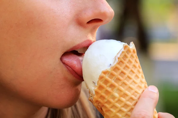 Close-up, girl eats ice cream in the park — Stock Photo, Image