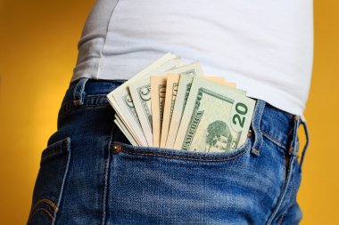 Kot pantolonun cebinde dolar