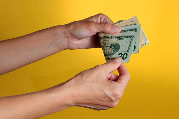 Woman counting money — Stock Photo, Image