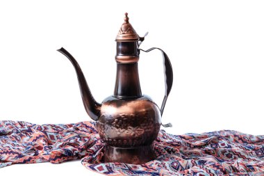 Kahverengi bol dökümlü bir kumaş üzerinde Doğu sürahi