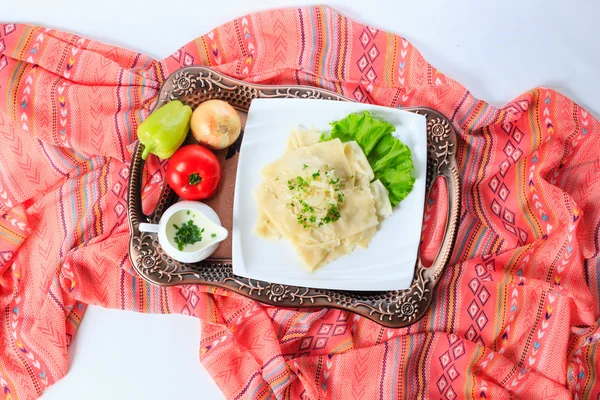 托盘与 hingal 与奶酪和蔬菜，传统的阿塞拜疆菜。顶视图. — 图库照片