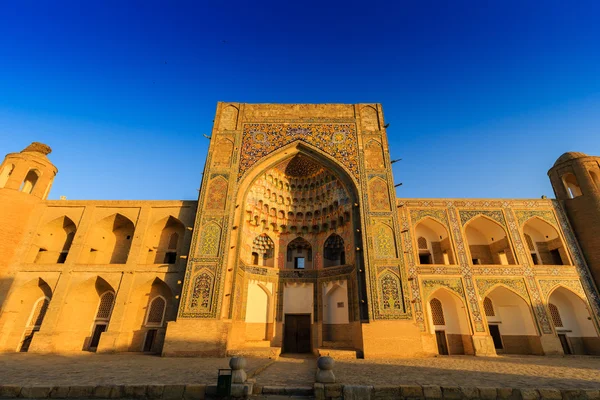 Abdulla-Khan madrasah - en av de enastående verk av centrala asiatiska arkitektur, Bukhara, Uzbekistan. — Stockfoto