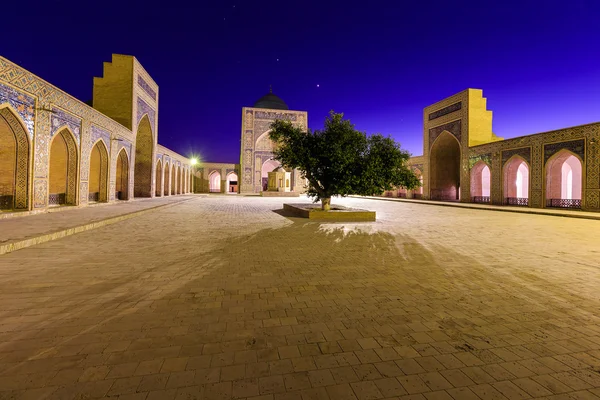 View of Kolon mosque at night, Bukhara, Uzbekistan. — Stock Photo, Image