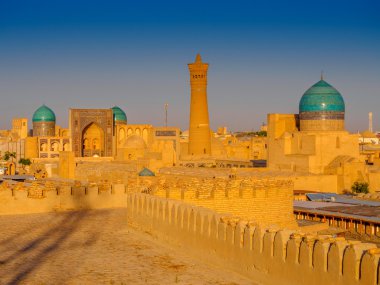 Ark Kalesi, günbatımı, Buhara, Özbekistan ile karmaşık POI Kolon görünümünü