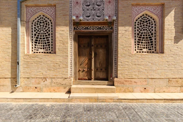Ancient wooden door, Bukhara, Uzbekistan — Stock fotografie