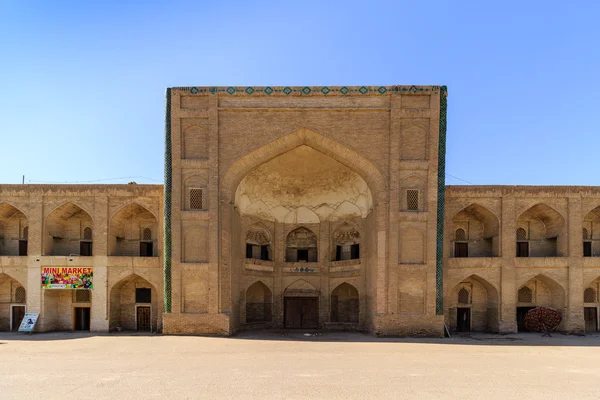 Buhara, Özbekistan'a eski terk edilmiş medrese. — Stok fotoğraf